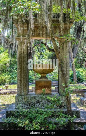 Historisches Bonaventure Cemetery Memorial inmitten von südlichen Eichen und spanischem Moos in Savannah, Georgia. (USA) Stockfoto