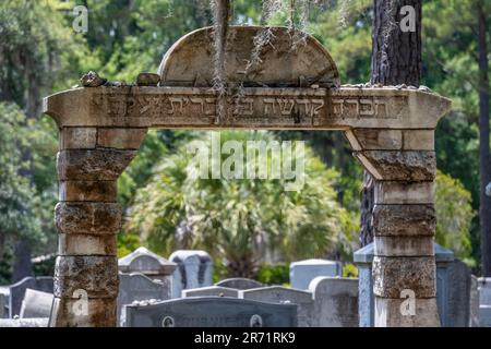 Das Tor zum jüdischen Abschnitt des historischen Bonaventure Cemetery in Savannah, Georgia. (USA) Stockfoto