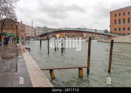 Vence, Italien - 3. Februar 2018: Modernes, bogenförmiges, minimalistisches Design der Fußgängerbrücke aus Stahl mit Glasbogendesign über den Canale Grande am regnerischen Wintertag in der Stadt. Stockfoto