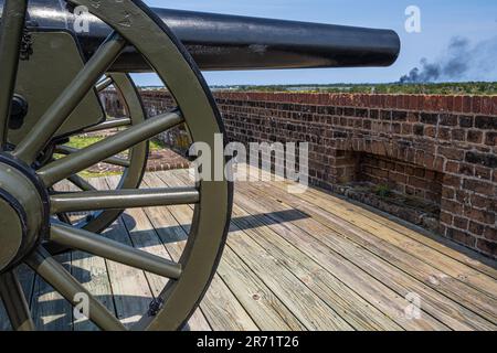 Terreplein (obere Ebene) Blick auf die Kanone in Fort Pulaski auf Cockspur Island am Savannah River in Savannah, Georgia. (USA) Stockfoto