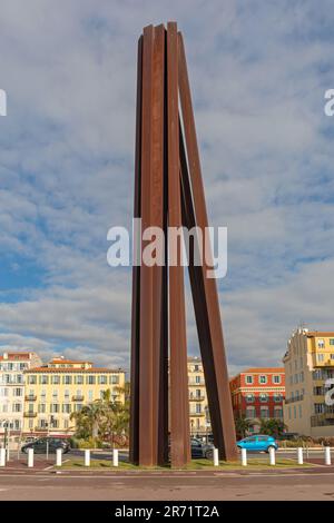 Nizza, Frankreich - 31. Januar 2018: Neuf Lignes Obliques Steel Monument auf der Promenade des Anglais vom französischen Künstler Bernar Venet. Stockfoto
