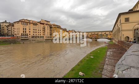 Florenz, Italien - 2. Februar 2018: Historisches Wahrzeichen der Brücke Ponte Vecchio über dem Fluss Arno am Wintertag in der Toskana. Stockfoto