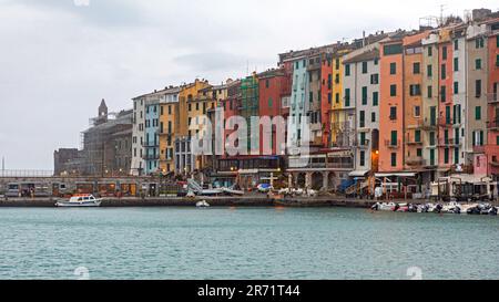 Porto Venere, Italien - 1. Februar 2018: Bunte Häuser am Wasser in Porto Venere, Italien. Stockfoto