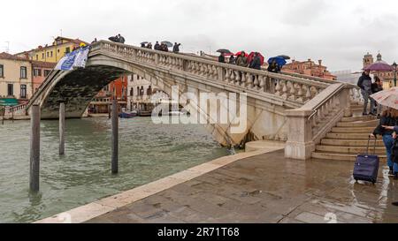 Vence, Italien - 3. Februar 2018: Viele Touristen mit Schirmen an der Scalzi-Brücke über dem Canale Grande am regnerischen Wintertag. Stockfoto