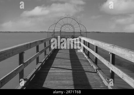 Legen Sie mit einem kunstvoll verzierten Tor entlang der Uferpromenade an Stockfoto