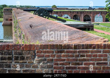 Blick auf den Innenhof und den Wassergraben im Fort Pulaski auf Cockspur Island am Savannah River in Savannah, Georgia. (USA) Stockfoto