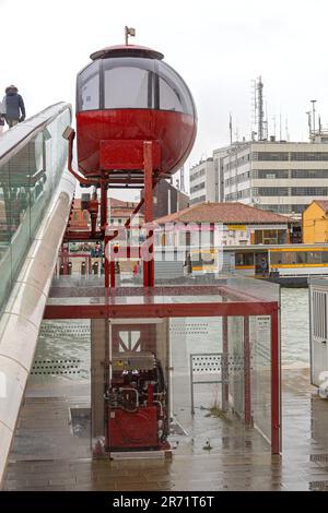 Vence, Italien - 3. Februar 2018: Rollstuhllift-Transportkapsel, gebaut nach der Einweihung der Brücke über die Verfassung. Stockfoto