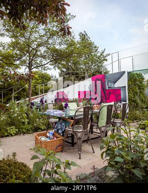 Die Höhle in My Mind Garden, entworfen von Taina Suonio und Anne Hamilton auf der Chelsea Flower Show 2023 in London, Großbritannien. Stockfoto