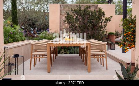 Der mediterrane Garten Hamptons, entworfen von Filippo Tester auf der Chelsea Flower Show 2023 in London, Großbritannien. Stockfoto