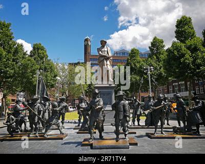 Statue gewidmet rembrandt von louis royer und der Nachtwache. Skulptur von aleksandr Taratynov und michail Dronov. rembrandtplein. amsterdam. holland Stockfoto