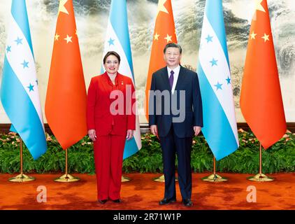 Peking, China. 12. Juni 2023. Der chinesische Präsident Xi Jinping führt Gespräche mit dem Präsidenten der Republik Honduras Iris Xiomara Castro Sarmiento, der sich auf einem Staatsbesuch in China befindet, in der Großen Halle des Volkes in Peking, Hauptstadt Chinas, am 12. Juni 2023. Kredit: Huang Jingwen/Xinhua/Alamy Live News Stockfoto