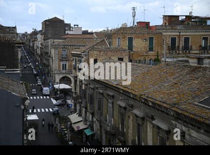 Stadtbild mit malerischem Blick auf die Via Giuseppe Garibaldi mit den alten neoklassizistischen Gebäuden in Catania, Sizilien, Italien. Stockfoto