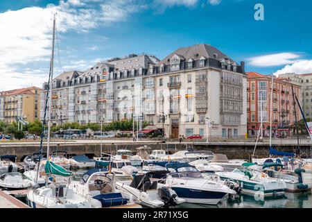 Wunderschöner Yachthafen von Santander. Boote, Yachten, die im Hafen anlegen. Reiseziel in Nordspanien. Panoramablick auf den Yachthafen und Teil der Stadt C. Stockfoto