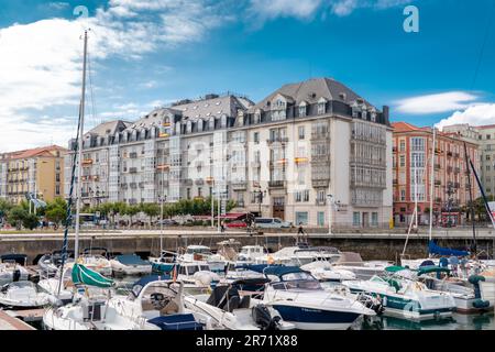 Wunderschöner Yachthafen von Santander. Boote, Yachten, die im Hafen anlegen. Reiseziel in Nordspanien. Panoramablick auf den Yachthafen und Teil der Stadt C. Stockfoto