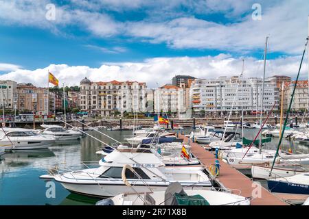 Wunderschöner Yachthafen von Santander. Boote, Yachten, die im Hafen anlegen. Reiseziel in Nordspanien. Panoramablick auf den Yachthafen und Teil der Stadt C. Stockfoto