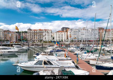 Wunderschöner Yachthafen von Santander. Boote, Yachten, die im Hafen anlegen. Reiseziel in Nordspanien. Panoramablick auf den Yachthafen und Teil der Stadt C. Stockfoto