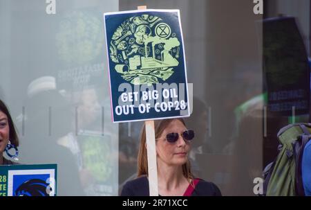 London, Großbritannien. 12. Juni 2023 Aktivisten außerhalb der IPIECA-Büros. Extinction Rebellion inszenierte eine Demonstration in der Londoner City, um gegen die Übernahme der COP 28 durch Ölgesellschaften und gegen die Finanzierung fossiler Brennstoffe zu protestieren. Kredit: Vuk Valcic/Alamy Live News Stockfoto