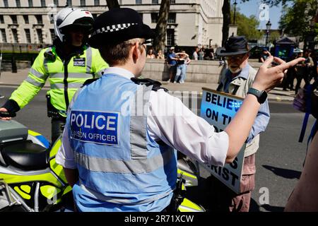 England, London, Westminster, Demonstranten, die vor der Downing Street marschieren, Polizeibeamte, die sich mit religiösen Demonstranten beschäftigen. Stockfoto