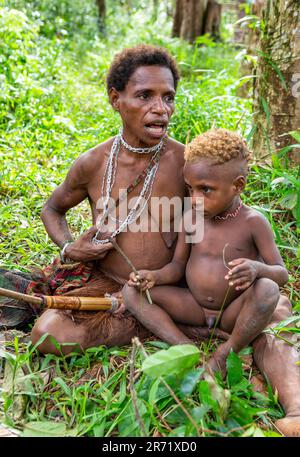 Frau des Korovai-Stammes mit einem Kind. Stamm der Korowai (Kombai, Kolufo). 10. Juni 2016 in Onni Village, Neuguinea, Indonesien Stockfoto