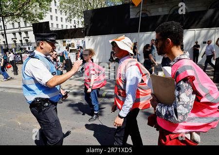 England, London, Westminster, Demonstranten, die vor der Downing Street marschieren, Polizeibeamte, die sich mit religiösen Demonstranten beschäftigen. Stockfoto