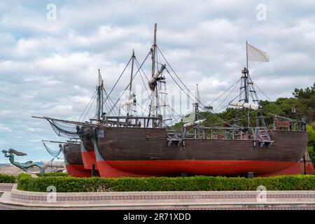 Das man and the Sea Naval Museum im Park La Magdalena in der Stadt Santander, Spanien. Blick auf die Nachbildung der „Santa María“ Stockfoto