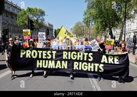 England, London, Westminster, Demonstranten, die vor der Downing Street marschieren. Stockfoto