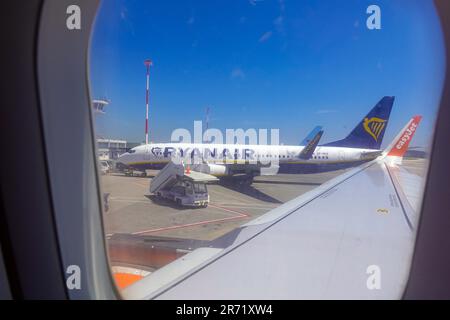 Ryanair Flugzeug durch das Fenster eines Easyjet Flugzeugs, Flughafen Kos, auf der griechischen Insel Kos, in Dodekanes, Ägäis, Griechenland Stockfoto