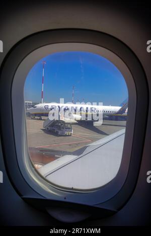 Ryanair Flugzeug durch das Fenster eines Easyjet Flugzeugs, Flughafen Kos, auf der griechischen Insel Kos, in Dodekanes, Ägäis, Griechenland Stockfoto