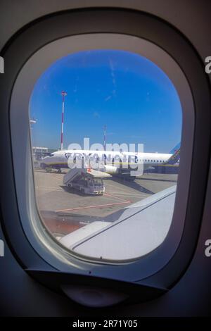 Ryanair Flugzeug durch das Fenster eines Easyjet Flugzeugs, Flughafen Kos, auf der griechischen Insel Kos, in Dodekanes, Ägäis, Griechenland Stockfoto