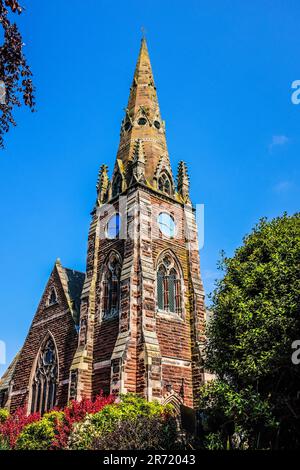 Die All Saints Parish Church liegt im Zentrum des Dorfes Thornton Hough. Stockfoto