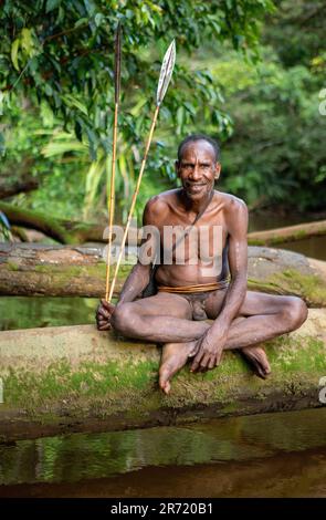 Korowai-Jäger mit Pfeil und Bogen. Stamm der Korowai (Kombai, Kolufo). 10. Juni 2016 in Onni Village, Neuguinea, Indonesien Stockfoto