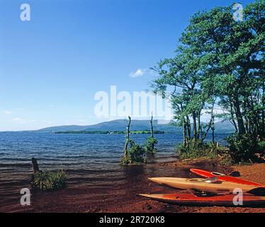 Schottland. Hochland. Blick auf Loch Lomond. Kajaks am Ufer. Stockfoto