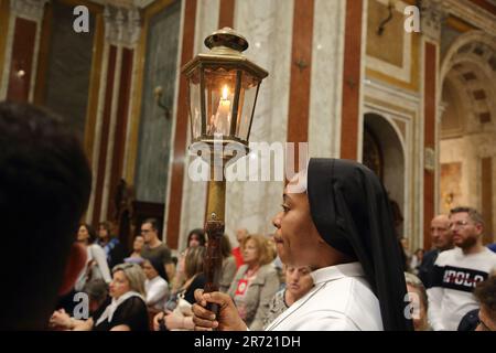 Pagani, Italien. 11. Juni 2023. Prozession durch die Straßen des historischen Zentrums der Priester, Nonnen, treuen und religiösen Erzkonfrontäten auf der Feier des Corpus Domini. Die Heiligkeit des Heiligen Körpers und des Blutes Christi oder, vor der liturgischen Reform von 1969, Festum SS.mi Corporis Christi, allgemein bekannt unter dem lateinischen Ausdruck Corpus Christi, ist eine der wichtigsten Feierlichkeiten des liturgischen Jahres der katholischen Kirche. (Foto: Pasquale Senatore/Pacific Press) Kredit: Pacific Press Media Production Corp./Alamy Live News Stockfoto