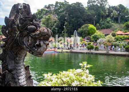 Balinesische Steinskulptur im Wasserpalast „Tirta Gangga“ Stockfoto