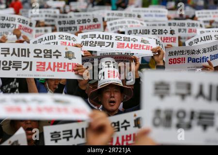 Seoul, Südkorea. 12. Juni 2023. Die Menschen versammeln sich, um gegen Japans geplante Einleitung radioaktiver Abwässer in Seoul, Südkorea, am 12. Juni 2023 zu protestieren. Tausende südkoreanische Fischer versammelten sich am Montag in der Nähe des Parlamentsgebäudes in Seoul, um gegen Japans geplante Ableitung radioaktiven Abwassers aus seinem verkrüppelten Kernkraftwerk Fukushima Daiichi in den Pazifik zu plädieren. Kredit: Wang Yiliang/Xinhua/Alamy Live News Stockfoto