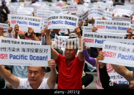 Seoul, Südkorea. 12. Juni 2023. Die Menschen versammeln sich, um gegen Japans geplante Einleitung radioaktiver Abwässer in Seoul, Südkorea, am 12. Juni 2023 zu protestieren. Tausende südkoreanische Fischer versammelten sich am Montag in der Nähe des Parlamentsgebäudes in Seoul, um gegen Japans geplante Ableitung radioaktiven Abwassers aus seinem verkrüppelten Kernkraftwerk Fukushima Daiichi in den Pazifik zu plädieren. Kredit: Wang Yiliang/Xinhua/Alamy Live News Stockfoto