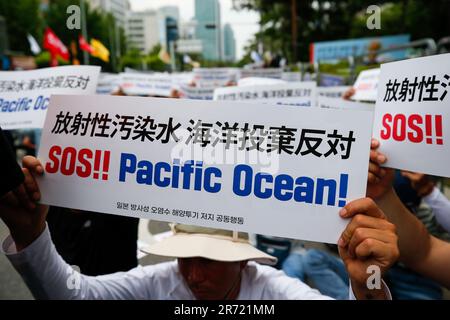 Seoul, Südkorea. 12. Juni 2023. Die Menschen versammeln sich, um gegen Japans geplante Einleitung radioaktiver Abwässer in Seoul, Südkorea, am 12. Juni 2023 zu protestieren. Tausende südkoreanische Fischer versammelten sich am Montag in der Nähe des Parlamentsgebäudes in Seoul, um gegen Japans geplante Ableitung radioaktiven Abwassers aus seinem verkrüppelten Kernkraftwerk Fukushima Daiichi in den Pazifik zu plädieren. Kredit: Wang Yiliang/Xinhua/Alamy Live News Stockfoto