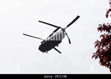 London UK, den 12. Juni 2023. Der Chinook Helicopter vom 28. Geschwader startet vom Sportplatz der Colfe-Schule, gesehen von der Sidcup Road in Greenwich London, Großbritannien. Kredit: Glosszoom/Alamy Live News Stockfoto