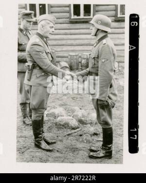 Der SS-Fotograf Brantsen dokumentierte die Aktivitäten der Nederland Legion, einer niederländischen Freiwilligeneinheit innerhalb der Waffen-SS während des Zweiten Weltkriegs Seine Fotografien haben wahrscheinlich Unit-Formationen, Zeremonien, Preisverleihungen, Beerdigungen, Bivouacs, Kampfpositionen, Soldaten, die Post erhielten und russische Soldaten gefangen nahmen. Stockfoto