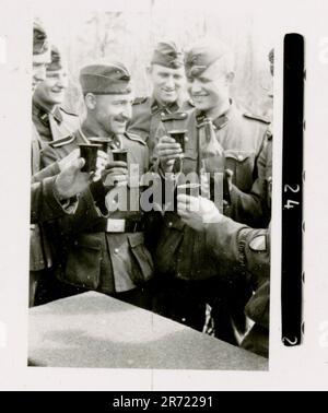 Der SS-Fotograf Brantsen dokumentierte die Aktivitäten der Nederland Legion, einer niederländischen Freiwilligeneinheit innerhalb der Waffen-SS während des Zweiten Weltkriegs Seine Fotografien haben wahrscheinlich Unit-Formationen, Zeremonien, Preisverleihungen, Beerdigungen, Bivouacs, Kampfpositionen, Soldaten, die Post erhielten und russische Soldaten gefangen nahmen. Stockfoto