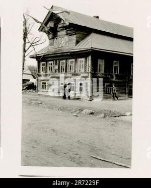 Der SS-Fotograf Brantsen dokumentierte die Aktivitäten der Nederland Legion, einer niederländischen Freiwilligeneinheit innerhalb der Waffen-SS während des Zweiten Weltkriegs Seine Fotografien haben wahrscheinlich Unit-Formationen, Zeremonien, Preisverleihungen, Beerdigungen, Bivouacs, Kampfpositionen, Soldaten, die Post erhielten und russische Soldaten gefangen nahmen. Stockfoto