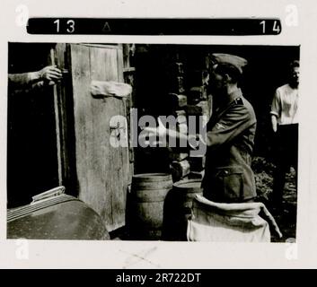 Der SS-Fotograf Brantsen dokumentierte die Aktivitäten der Nederland Legion, einer niederländischen Freiwilligeneinheit innerhalb der Waffen-SS während des Zweiten Weltkriegs Seine Fotografien haben wahrscheinlich Unit-Formationen, Zeremonien, Preisverleihungen, Beerdigungen, Bivouacs, Kampfpositionen, Soldaten, die Post erhielten und russische Soldaten gefangen nahmen. Stockfoto