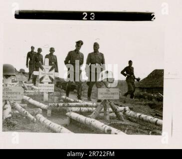 Der SS-Fotograf Brantsen dokumentierte die Aktivitäten der Nederland Legion, einer niederländischen Freiwilligeneinheit innerhalb der Waffen-SS während des Zweiten Weltkriegs Seine Fotografien haben wahrscheinlich Unit-Formationen, Zeremonien, Preisverleihungen, Beerdigungen, Bivouacs, Kampfpositionen, Soldaten, die Post erhielten und russische Soldaten gefangen nahmen. Stockfoto