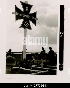 Der SS-Fotograf Brantsen dokumentierte die Aktivitäten der Nederland Legion, einer niederländischen Freiwilligeneinheit innerhalb der Waffen-SS während des Zweiten Weltkriegs Seine Fotografien haben wahrscheinlich Unit-Formationen, Zeremonien, Preisverleihungen, Beerdigungen, Bivouacs, Kampfpositionen, Soldaten, die Post erhielten und russische Soldaten gefangen nahmen. Stockfoto