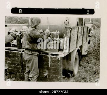 Der SS-Fotograf Brantsen dokumentierte die Aktivitäten der Nederland Legion, einer niederländischen Freiwilligeneinheit innerhalb der Waffen-SS während des Zweiten Weltkriegs Seine Fotografien haben wahrscheinlich Unit-Formationen, Zeremonien, Preisverleihungen, Beerdigungen, Bivouacs, Kampfpositionen, Soldaten, die Post erhielten und russische Soldaten gefangen nahmen. Stockfoto