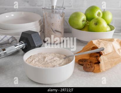 Joghurt mit getrockneten Feigen in einer Schüssel. Köstliche Mahlzeit für Fitness, Ernährung, gesunde Ernährung mit natürlicher Süße. Stockfoto