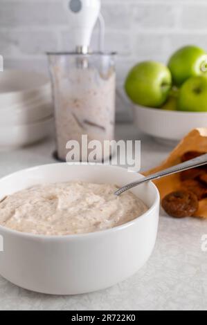 Joghurt mit getrockneten Feigen in einer Schüssel. Köstliche Mahlzeit für Fitness, Ernährung, gesunde Ernährung mit natürlicher Süße. Stockfoto