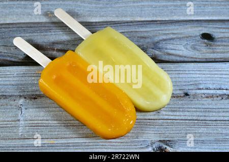 Gefrorene Eisstäbchen aus Mango und Ananas, cremige und köstliche gefrorene Desserts, Konzept der süßen Sommerzeiten, gefrorene Snacks mit Eis Stockfoto