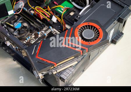 Computergrafikkarte von oben mit feststeckendem Staub, Computerreparatur Stockfoto