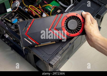 Computergrafikkarte von oben mit feststeckendem Staub, Computerreparatur Stockfoto
